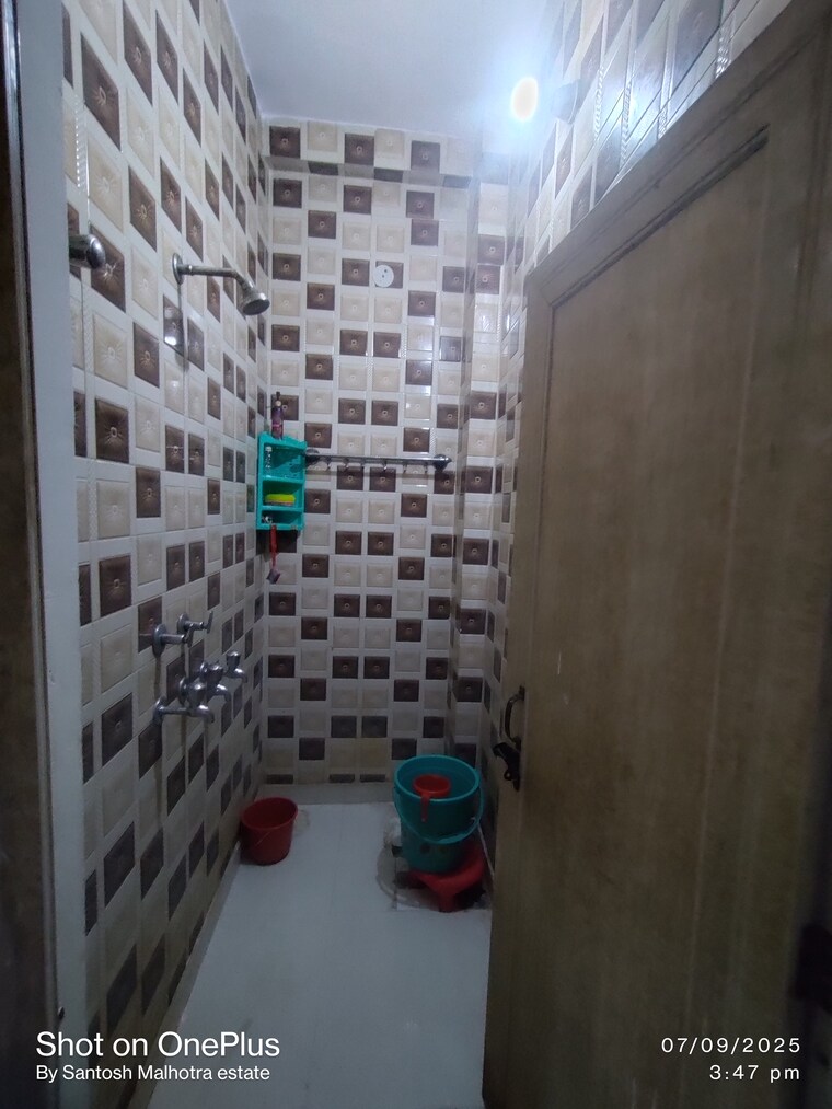 Bathroom, dwarka mor 1 Bedroom 50 Sq.Yd. Builder Floor In Dwarka Mor Delhi 9197052