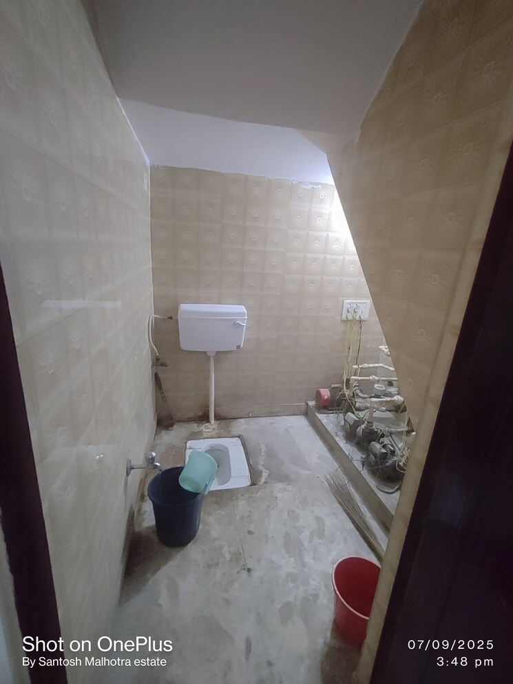Bathroom, dwarka mor 1 Bedroom 50 Sq.Yd. Builder Floor In Dwarka Mor Delhi 9197052