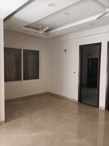 Room in 3 BHK Apartment at HLP Palmillas, Vip Road – for Rent