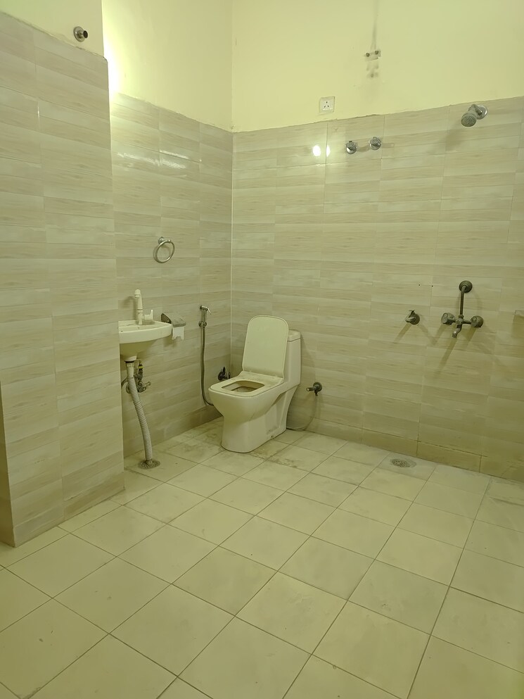 Bathroom, paradise-homz 1 Bedroom 750 Sq.Ft. Apartment In Sector 45 Noida 9197174