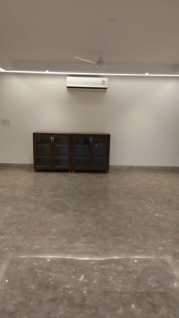 Room in 4 BHK Builder Floor at Boutique Residential Apartments N-136, Panchsheel Park – for Rent