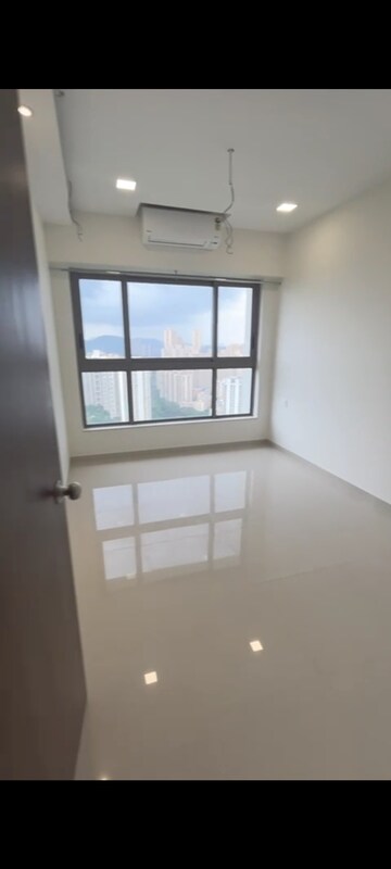 Room in 2 BHK Apartment at Kalpataru Paramount, Kapur Bawdi – for Rent