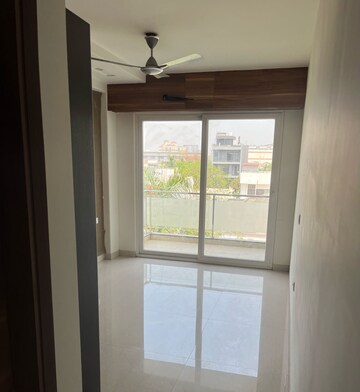 Room in 3 BHK Builder Floor at Omaxe Designer Villas Mayfield Garden, Sector 51 – for Rent