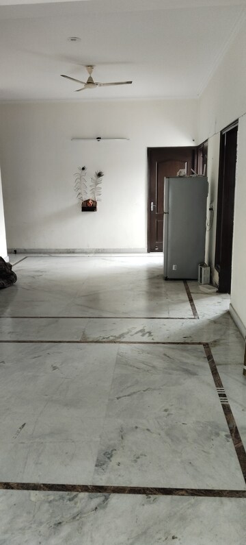 Room in 4 BHK Builder Floor at Sector 55 – for Rent