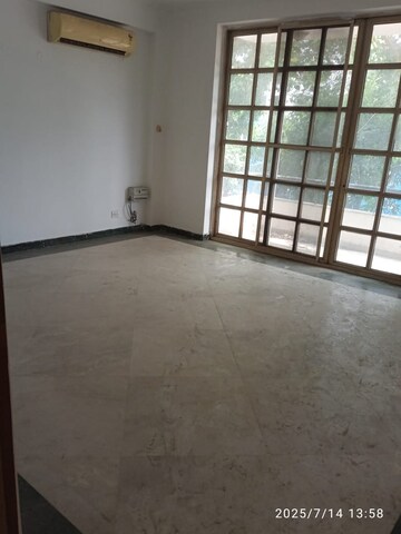 Room in 6+ BHK Villa at DLF Royale Residences, Dlf Phase I – for Rent