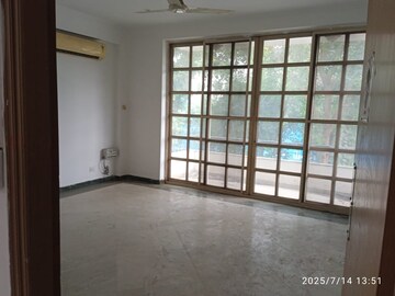 Room in 6+ BHK Villa at DLF Royale Residences, Dlf Phase I – for Rent