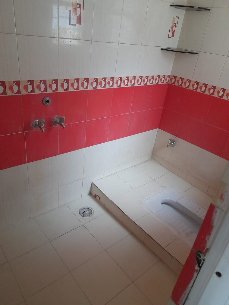 Bathroom, mantri-park-i-and-ii 2 Bedroom 800 Sq.Ft. Apartment In Kothrud Pune 9197685
