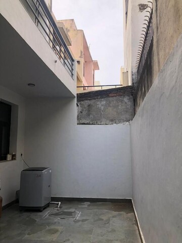 Furnished Amenities in 3 BHK Villa at DLF Royale Residences, Dlf Phase I – for Rent