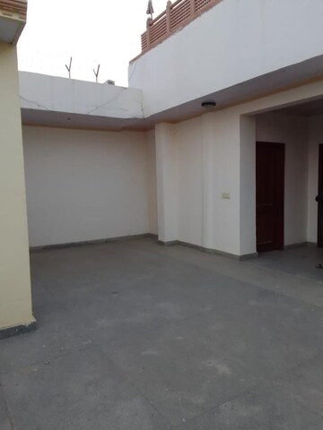 Room in 6 BHK Villa at DLF Atria, Dlf Phase ii – for Rent