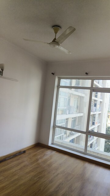 Room in 2 BHK Apartment at Jaypee Greens Pavilion Court, Sector 128 – for Rent