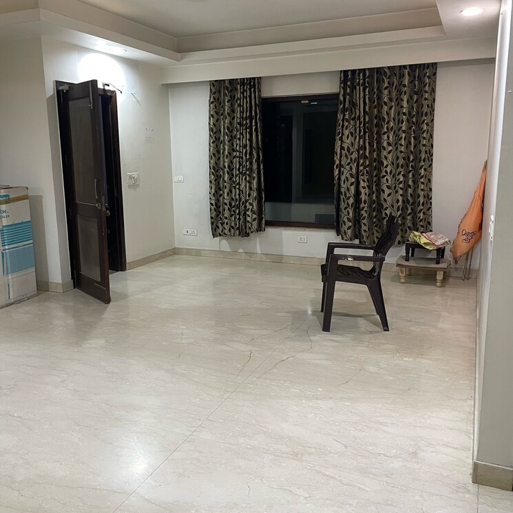 Room, sector 51 3.5 Bedroom 2800 Sq.Ft. Builder Floor In Sector 51 Noida 9197979