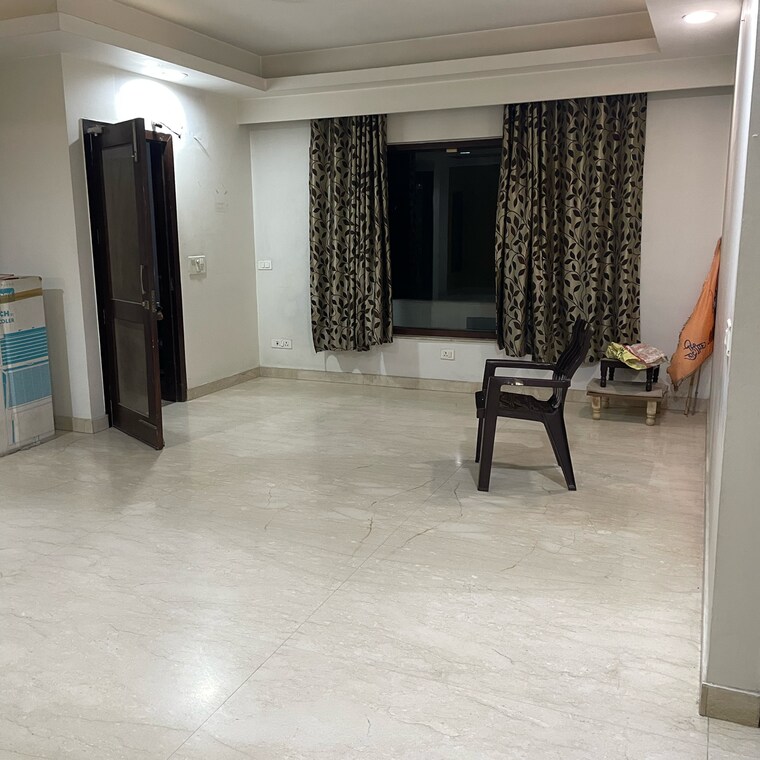 Room, sector 51 3.5 Bedroom 2800 Sq.Ft. Builder Floor In Sector 51 Noida 9197979