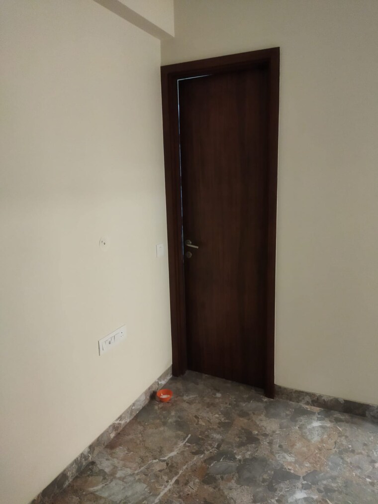 Room, east of kailash 3 Bedroom 200 Sq.Yd. Builder Floor In East Of Kailash Delhi 9198059