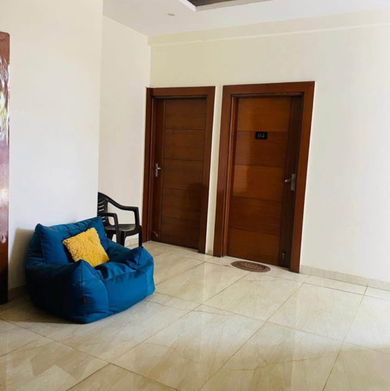Room, sector 39 Pg For Boys & Girls In Sector 39 9198176