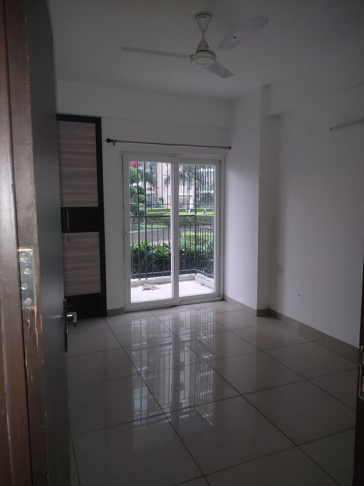 Room, gulshan-botnia 3 Bedroom 1355 Sq.Ft. Apartment In Sector 144 Noida 9198263
