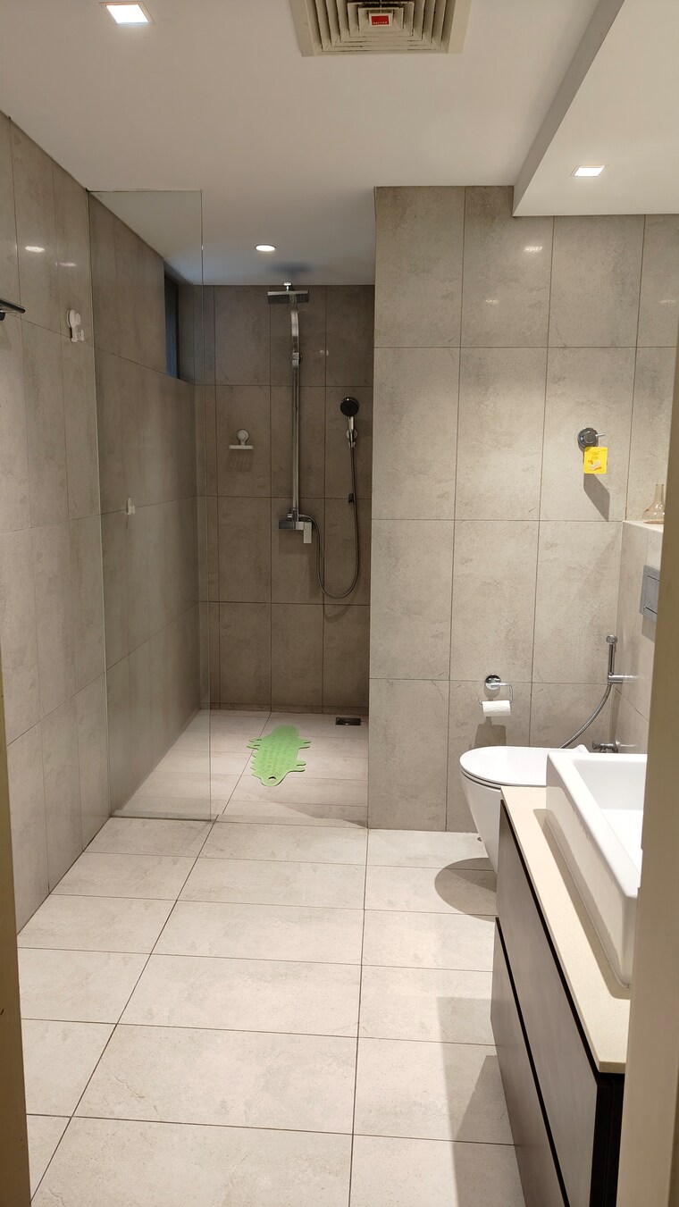 Bathroom, panchshil-one-north 3.5 Bedroom 3510 Sq.Ft. Apartment In Magarpatta City Pune 9198216