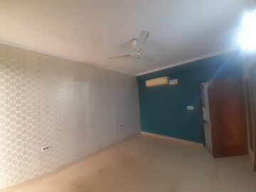 Room in 5 BHK Apartment at Maya Garden City, Lohgarh – for Rent