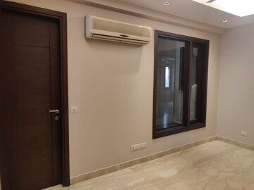 Room in 3 BHK Builder Floor at Panchsheel Enclave – for Rent