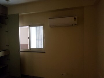 Room in 3 BHK Builder Floor at Panchsheel Enclave – for Rent
