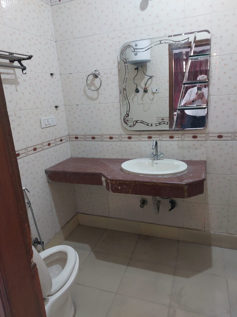Bathroom, sector 18 dwarka 3 Bedroom 1500 Sq.Ft. Apartment In Sector 18 Dwarka Delhi 9198508