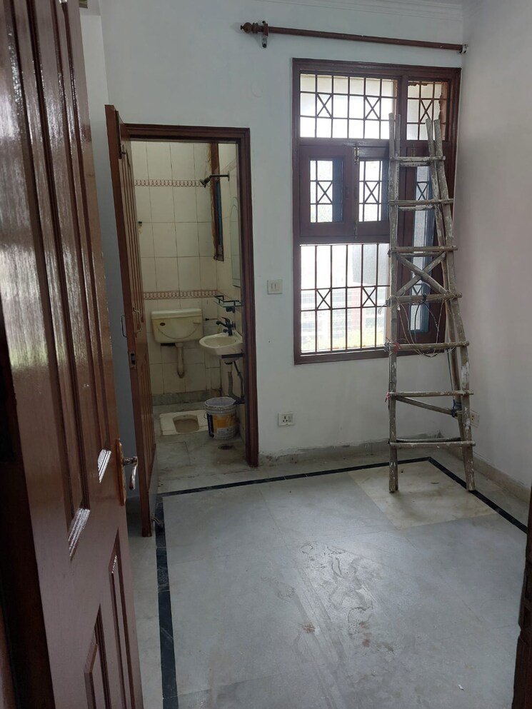 Room, sector 18 dwarka 3 Bedroom 1500 Sq.Ft. Apartment In Sector 18 Dwarka Delhi 9198508