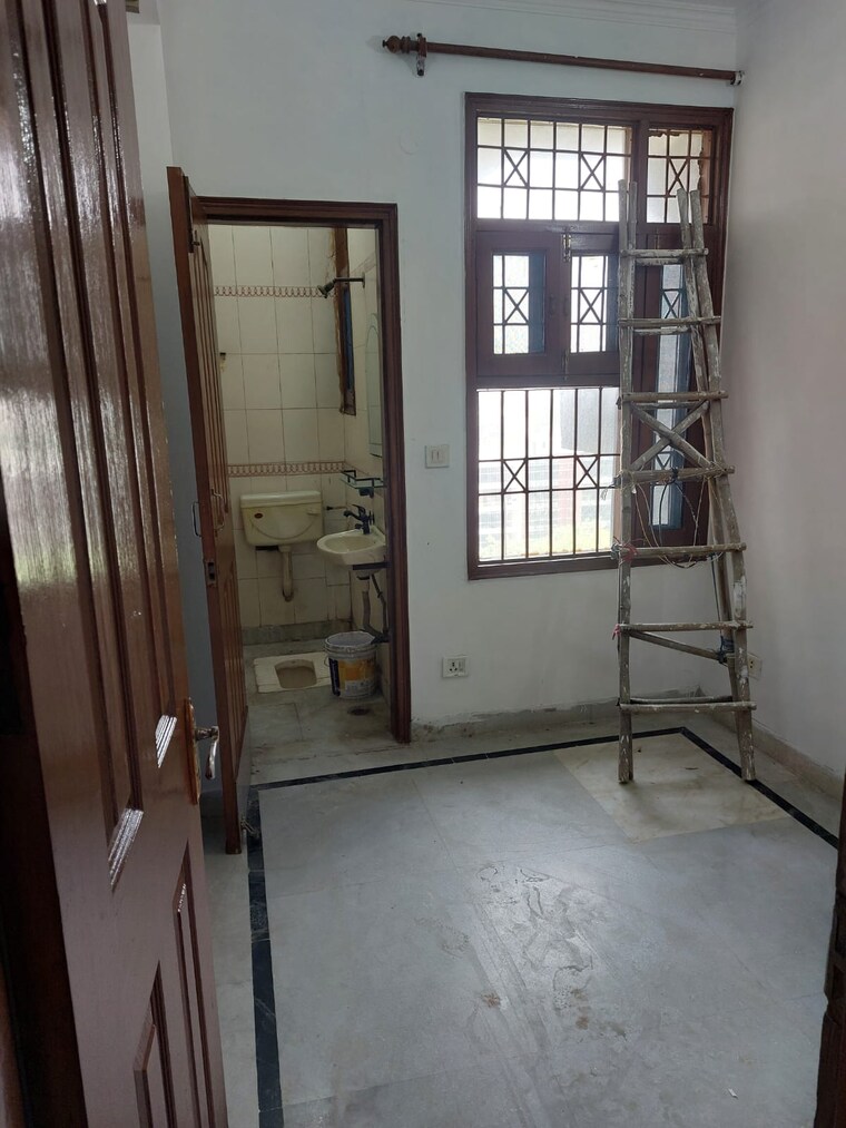 Room, sector 18 dwarka 3 Bedroom 1500 Sq.Ft. Apartment In Sector 18 Dwarka Delhi 9198508