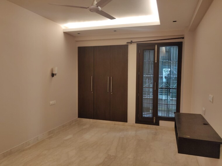 Room, east of kailash 3 Bedroom 200 Sq.Yd. Builder Floor In East Of Kailash Delhi 9198658