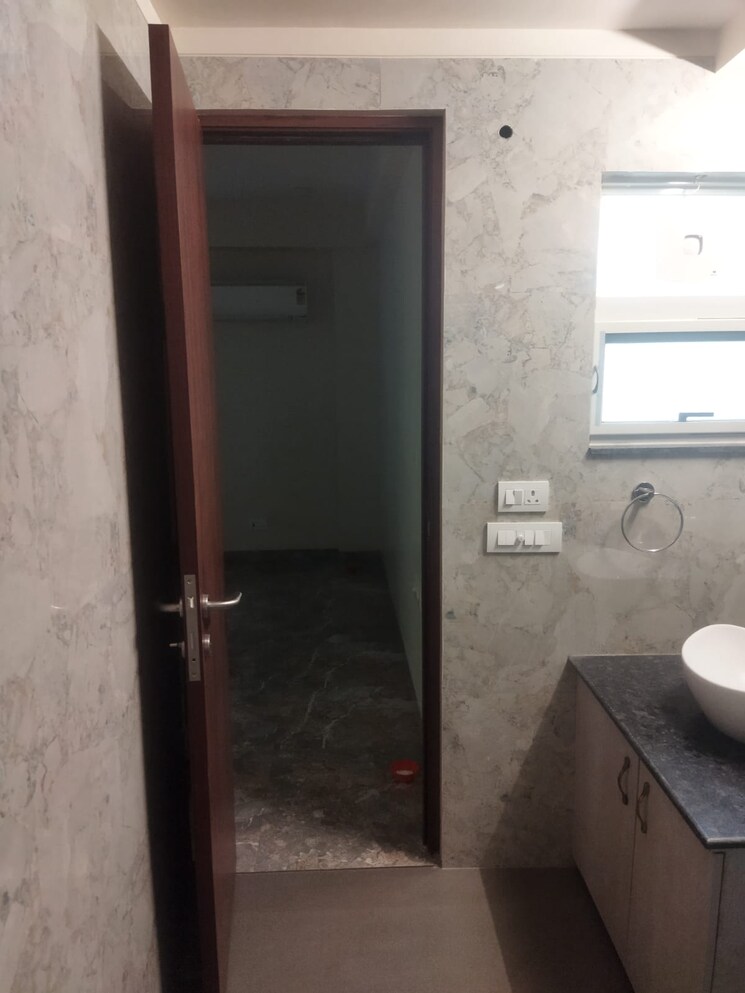 Bathroom, east of kailash 3 Bedroom 200 Sq.Yd. Builder Floor In East Of Kailash Delhi 9198658