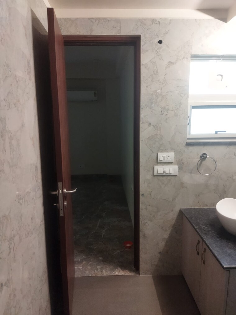 Bathroom, east of kailash 3 Bedroom 200 Sq.Yd. Builder Floor In East Of Kailash Delhi 9198658