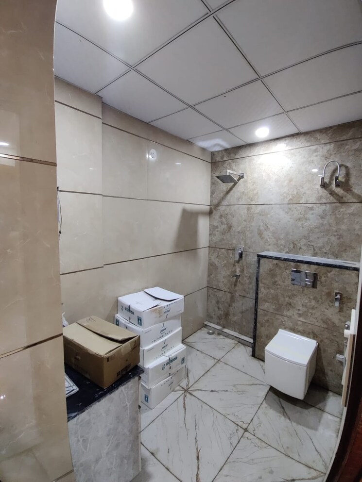 Bathroom, gms road 3 Bedroom 2000 Sq.Ft. Builder Floor In Gms Road Dehradun 9198661