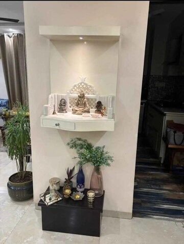 Furnished Amenities in 4 BHK Apartment at DLF Oakwood Estate, Dlf Phase ii – for Rent
