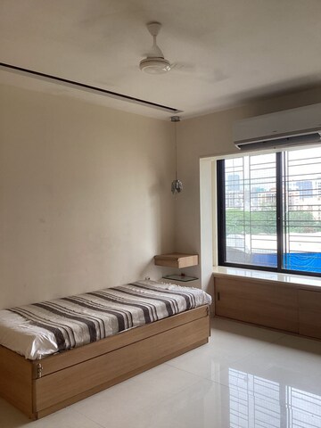 Bedroom in 3.5 BHK Apartment at Lokhandwala Green Acres, Andheri West – for Rent