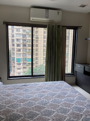 Room in 3.5 BHK Apartment at Lokhandwala Green Acres, Andheri West – for Rent