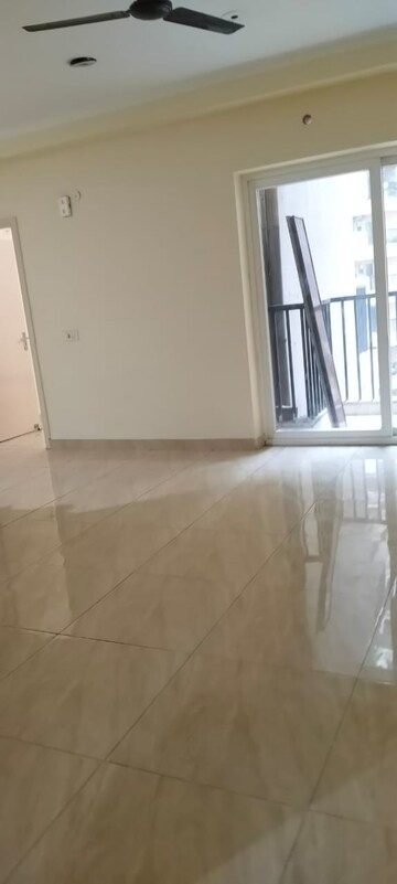 Room in 2.5 BHK Apartment at VVIP Homes, Gaur City 2 – for Rent