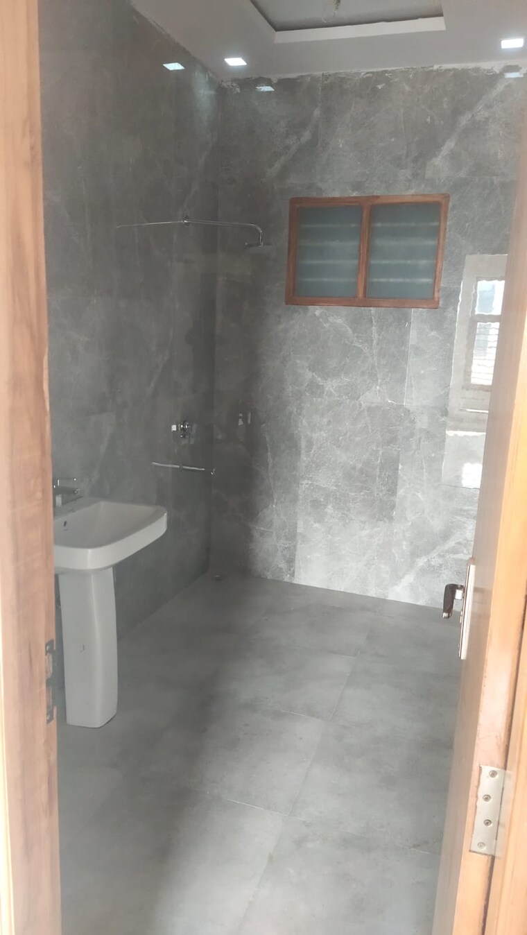 Bathroom, sector 84 4 Bedroom 325 Sq.Yd. Builder Floor In Sector 84 Faridabad 9199004