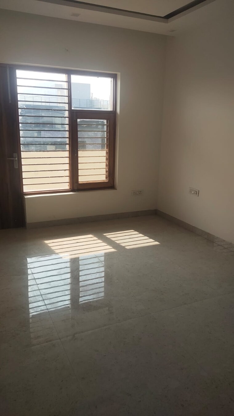 Room, sector 84 4 Bedroom 325 Sq.Yd. Builder Floor In Sector 84 Faridabad 9199004