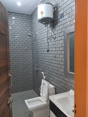 2.5 BHK Independent House For Rent in Noida Authority Apartment, Sector 99