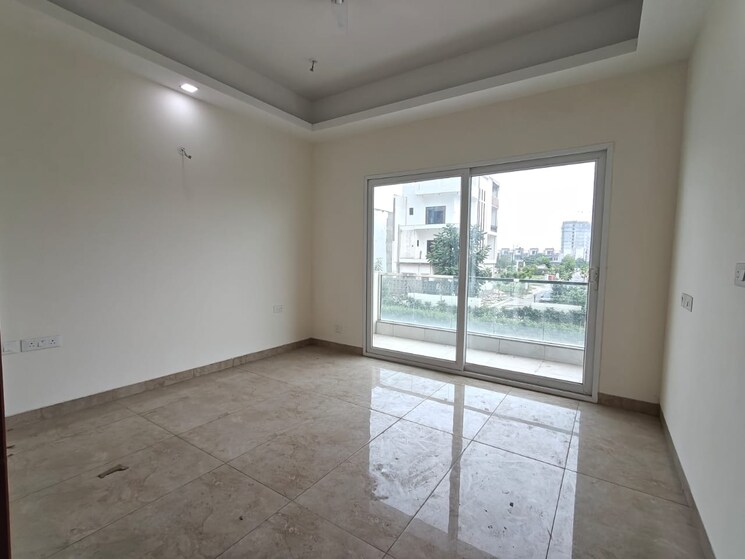 Room, uchdpl-veridia-oakwood-enclave 4 Bedroom 2385 Sq.Ft. Apartment In Wave City Ghaziabad 9199067