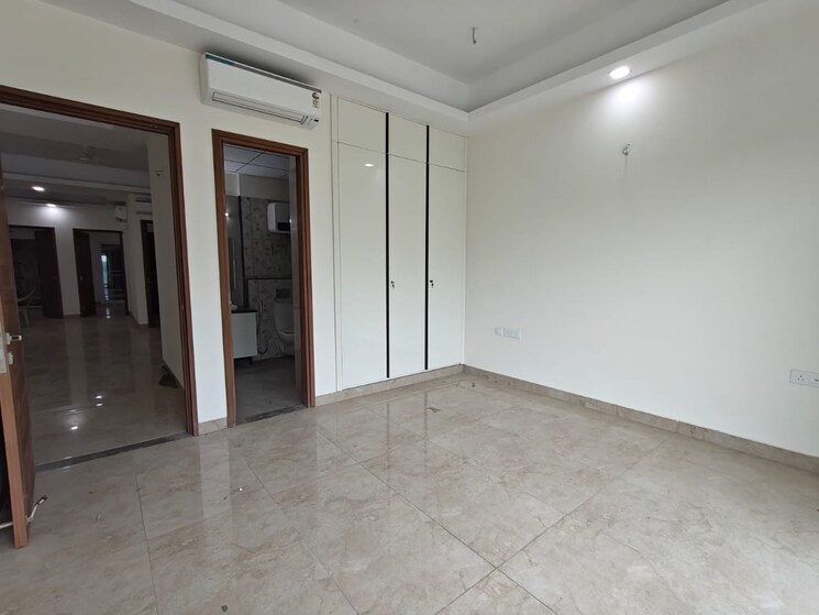 Room, uchdpl-veridia-oakwood-enclave 4 Bedroom 2385 Sq.Ft. Apartment In Wave City Ghaziabad 9199067