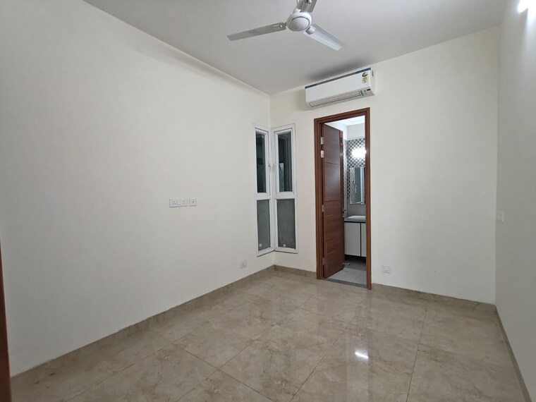 Room, uchdpl-veridia-oakwood-enclave 4 Bedroom 2385 Sq.Ft. Apartment In Wave City Ghaziabad 9199067