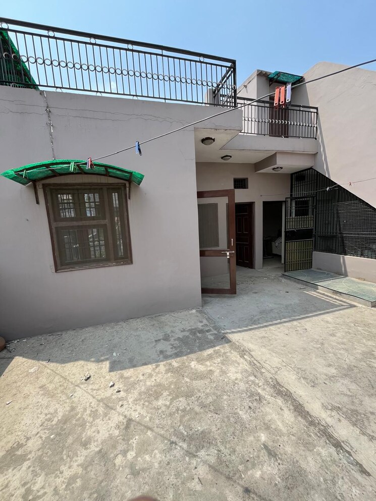 Garden, sector 2a vasundhara  75 Sq.Mt. Plot In Sector 2a Vasundhara Ghaziabad 9199038