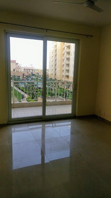 Room in 4 BHK Apartment at Emaar Palm Hills, Sector 77 – for Rent