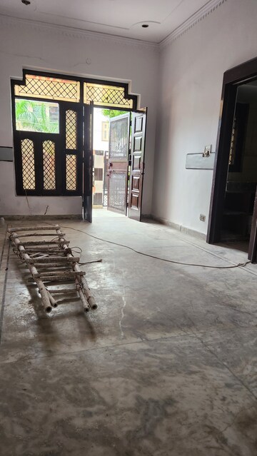 Master Bedroom in 2 BHK Builder Floor at Spring Field, Sector 31 – for Rent