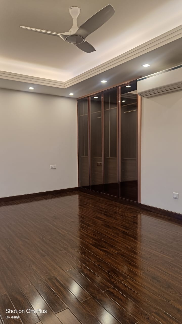 3 BHK + Pooja Room,Servant Room Builder Floor For Rent in Unitech South City 1