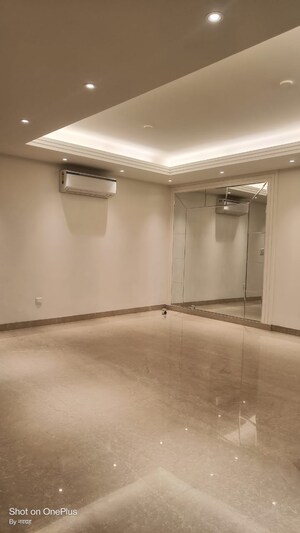 Room in 3 BHK Builder Floor at Unitech South City 1, South City 1 – for Rent