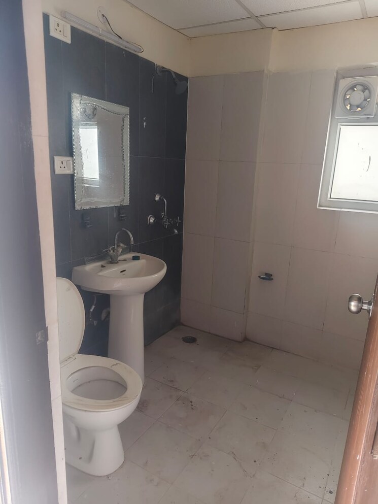 Bathroom, mkm-apartments 2 Bedroom 1150 Sq.Ft. Apartment In Sector 106 Noida 9199716