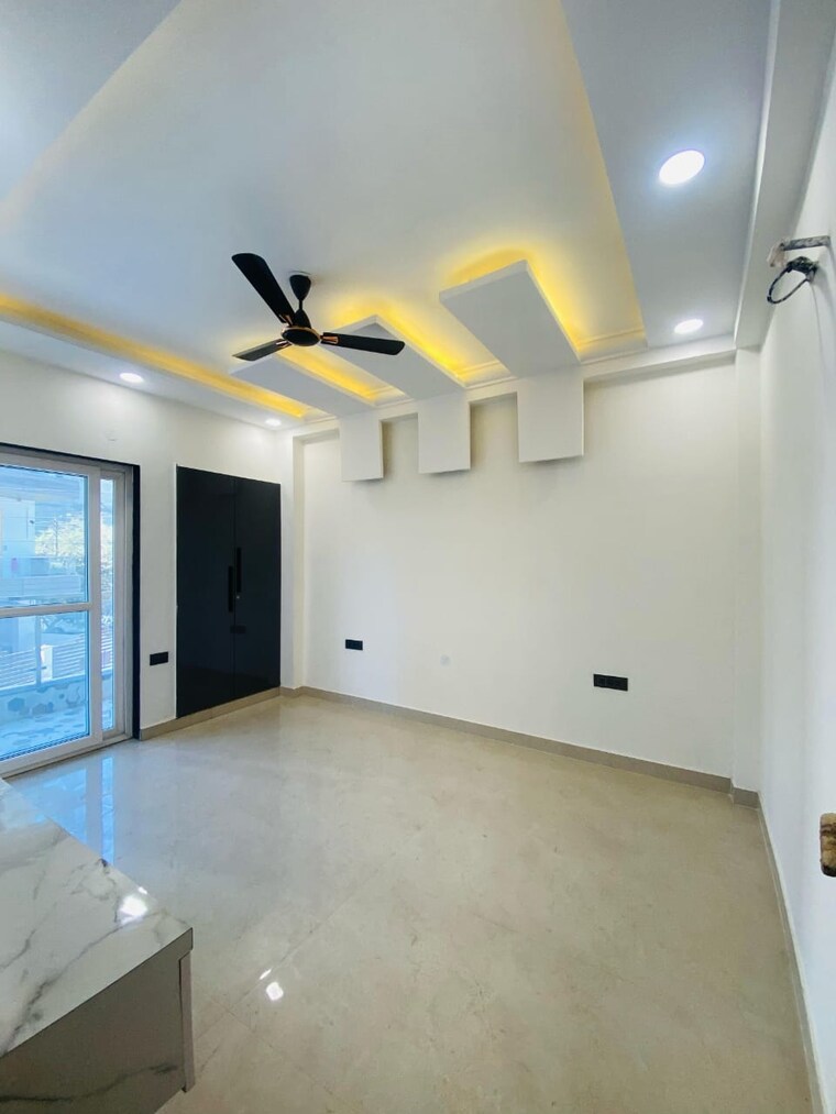 Room, green fields colony 4 Bedroom 450 Sq.Yd. Builder Floor In Green Fields Colony Faridabad 9199689