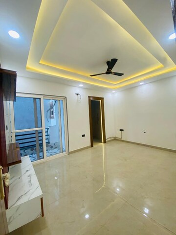 Room in 4 BHK Builder Floor at Green Fields Colony – for Rent