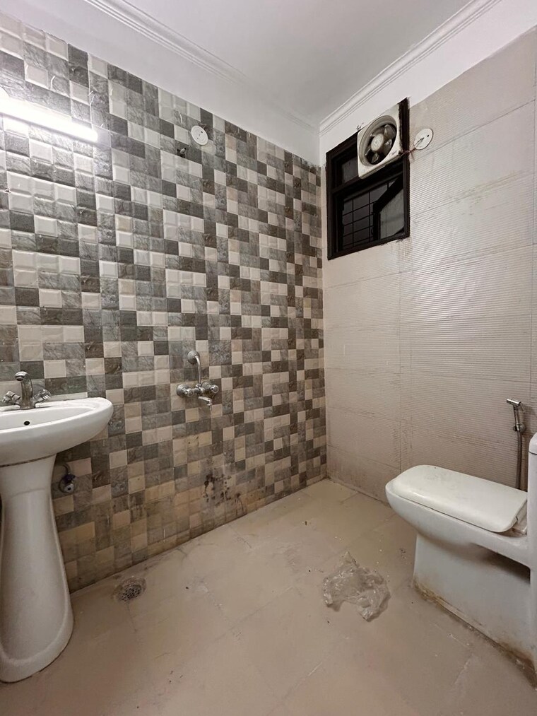 Bathroom, chattarpur 2 Bedroom 900 Sq.Ft. Builder Floor In Chattarpur Delhi 9199698
