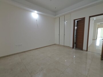 Room in 4 BHK Apartment at Uchdpl Veridia Oakwood Enclave, Wave City – for Rent